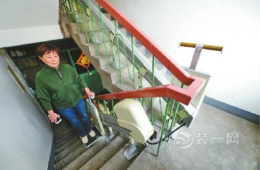 是继去年济南有居民自费为老楼加装座椅式"电梯"后,又一解决老年人爬